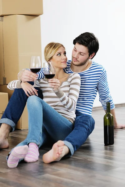 Jovem casal se movendo em nova casa — Fotografia de Stock