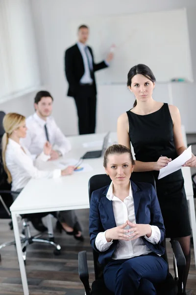 Podnikání žena s její zaměstnanci v pozadí — Stock fotografie