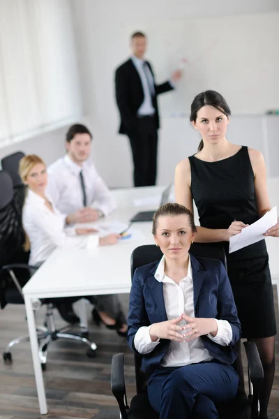 Podnikání žena s její zaměstnanci v pozadí — Stock fotografie