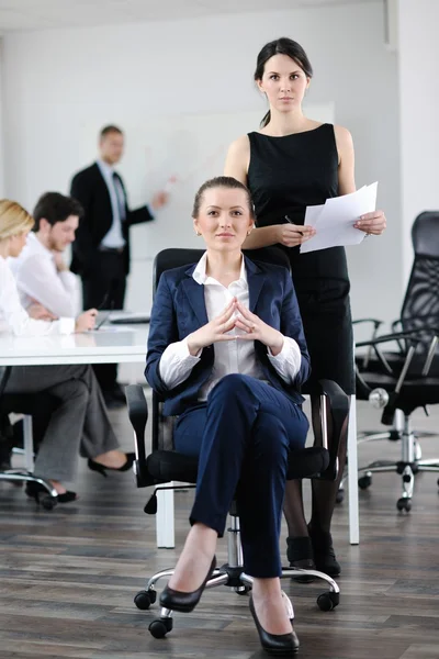 Mujer de negocios con su personal en segundo plano — Foto de Stock