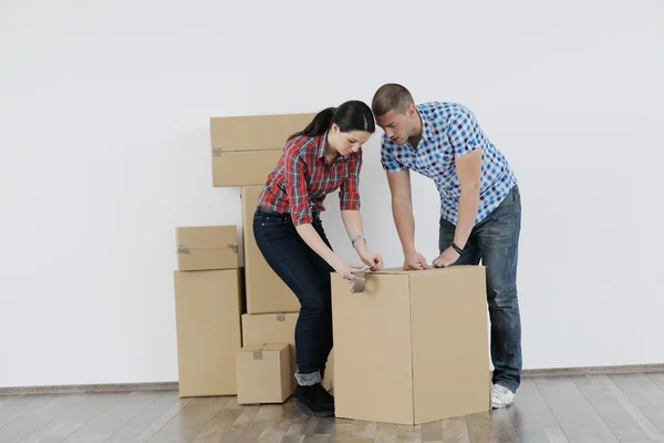 Pareja joven mudándose en casa nueva — Foto de Stock