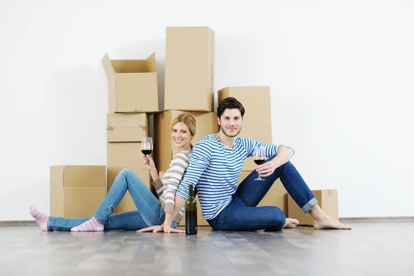 Fiatal pár költözik új házba — Stock Fotó