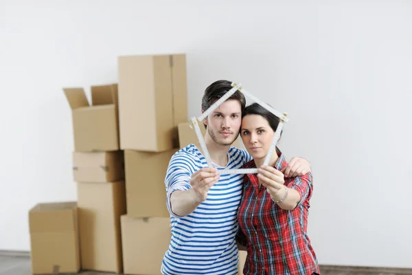 Молодая пара переезжает в новый дом — стоковое фото