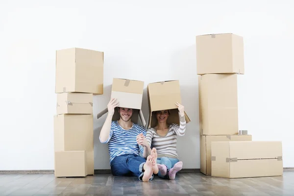 Jovem casal se movendo em nova casa — Fotografia de Stock