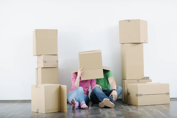 Young couple moving in new house — Stock Photo, Image