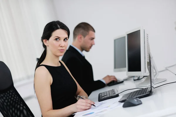 Bedrijfsgroep werken in klant en help desk kantoor — Stockfoto