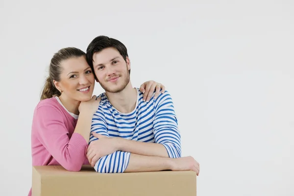 Jeune couple déménageant dans une nouvelle maison — Photo