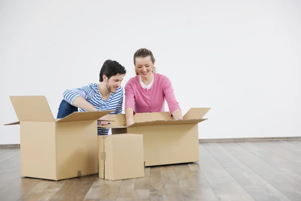 Young couple moving in new home — Stock Photo, Image