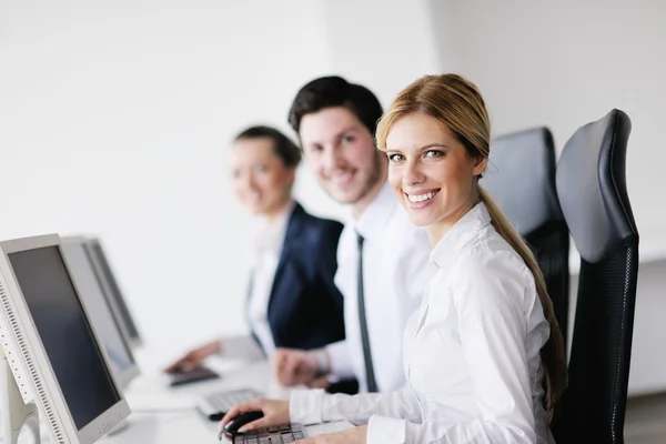 Gruppo di lavoro che lavora nell'ufficio clienti e help desk — Foto Stock