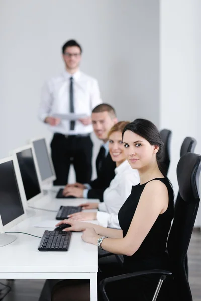 Företagsgrupp som arbetar i kund- och hjälp skrivbord office — Stockfoto