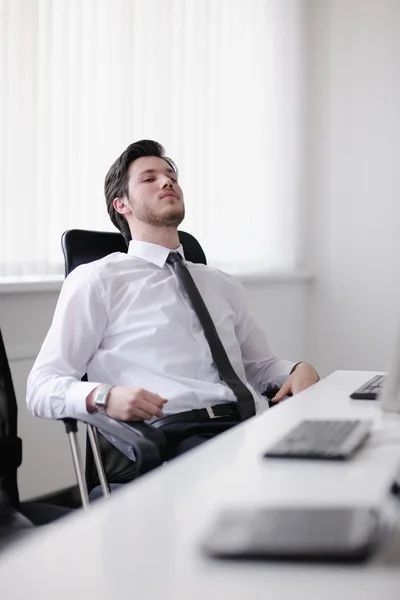 Unavený a depresed mladých obchodní muž v kanceláři — Stock fotografie
