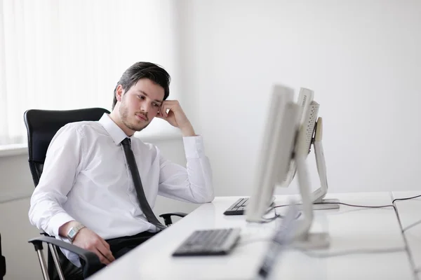 Yorgun ve depresed genç iş ofiste adam — Stok fotoğraf