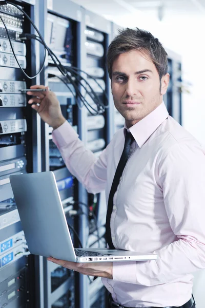 Üzletember, a laptop hálózati szerver szobában — Stock Fotó
