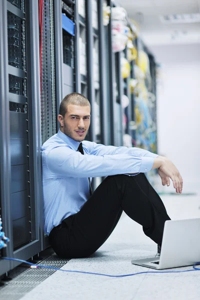 Jong het engeneer in datacenter server room — Stockfoto