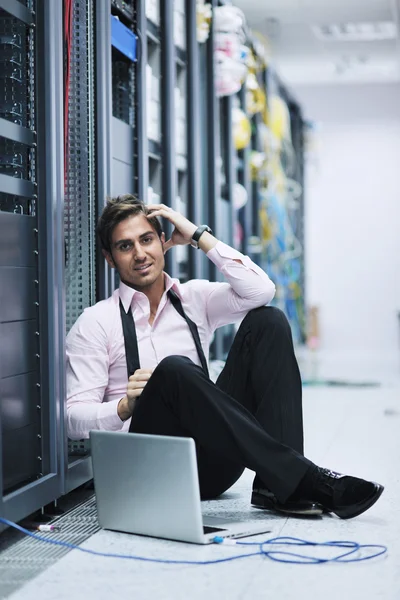 Ung det engeneer i datacenter serverrum — Stockfoto