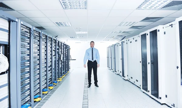 Jovem ele engeneer em datacenter servidor quarto — Fotografia de Stock