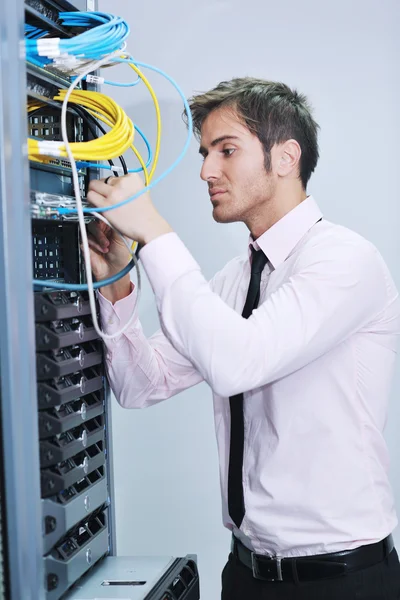 Jovem ele engeneer em datacenter servidor quarto — Fotografia de Stock