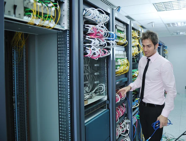 Giovane engeneer in data center server room — Foto Stock