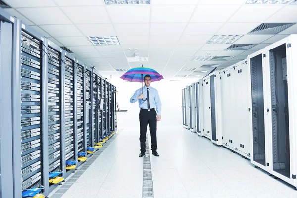 Empresario mantenga paraguas en la sala de servidores —  Fotos de Stock