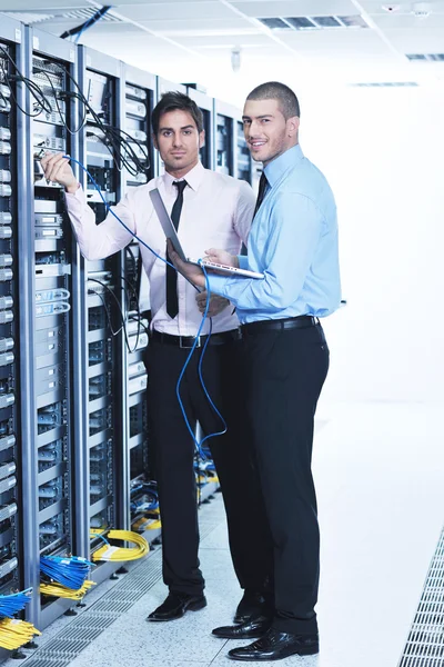 Enineers nella sala server di rete — Foto Stock