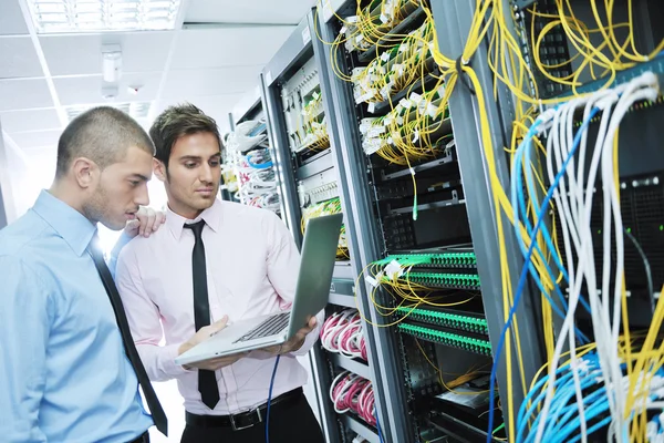 It enineers in network server room — Stock Photo, Image