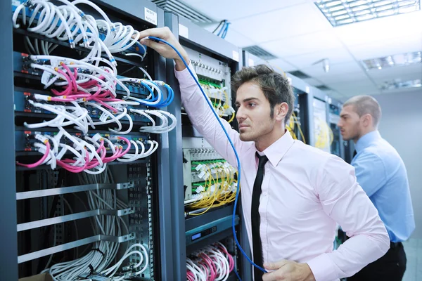 Het enineers in de serverkamer netwerk — Stockfoto