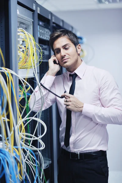 Engendra hablar por teléfono en la sala de la red —  Fotos de Stock