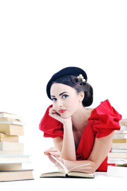 güzel bir genç kadın kitap okumak