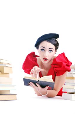 güzel bir genç kadın kitap okumak
