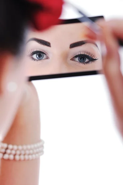 美しい若い女性は化粧を適用します。 — ストック写真
