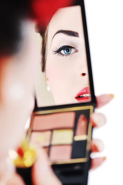 Piękna młoda kobieta stosowania makijażu — Zdjęcie stockowe