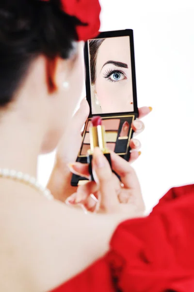 Vacker ung kvinna tillämpa makeup — Stockfoto