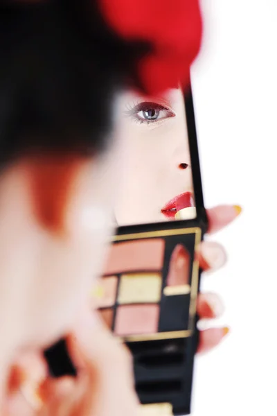 Красивая молодая женщина наносит макияж — стоковое фото