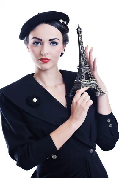 Όμορφη νεαρή γυναίκα με το Παρίσι σύμβολο πύργο του Άιφελ — Φωτογραφία Αρχείου