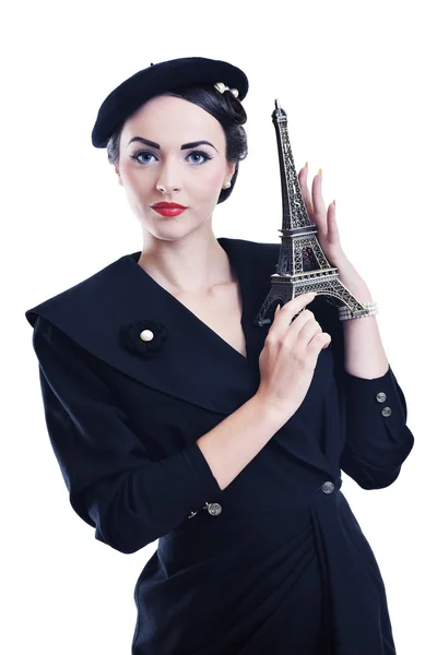 Όμορφη νεαρή γυναίκα με το Παρίσι σύμβολο πύργο του Άιφελ — Φωτογραφία Αρχείου