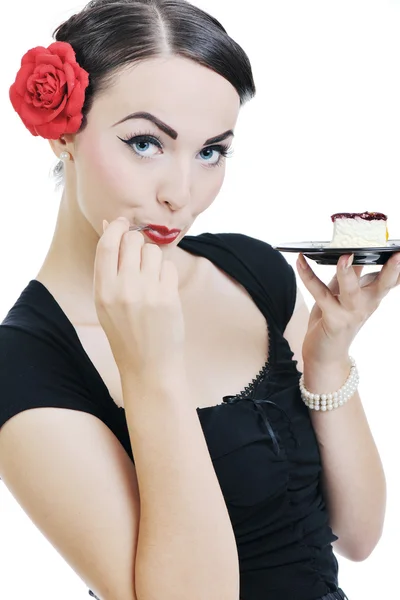 幸せな若い女性がケーキを食べる — ストック写真