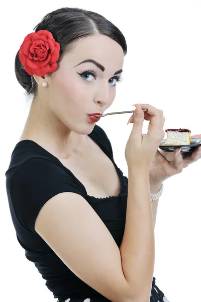 Досить молода щаслива жінка їсть торт — стокове фото