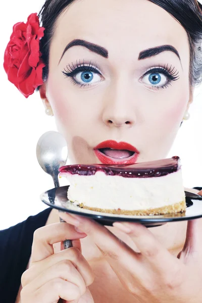 Jolie jeune femme heureuse manger gâteau — Photo