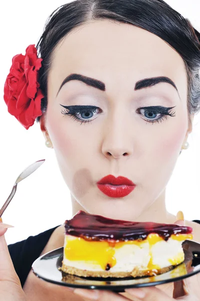 Hübsche junge glückliche Frau isst Kuchen — Stockfoto