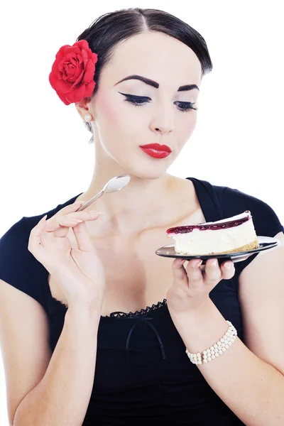 幸せな若い女性がケーキを食べる — ストック写真