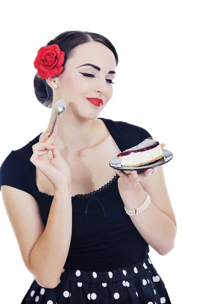 Красивая молодая счастливая женщина ест торт — стоковое фото