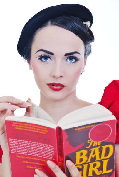 Hermosa mujer joven leer libro — Foto de Stock