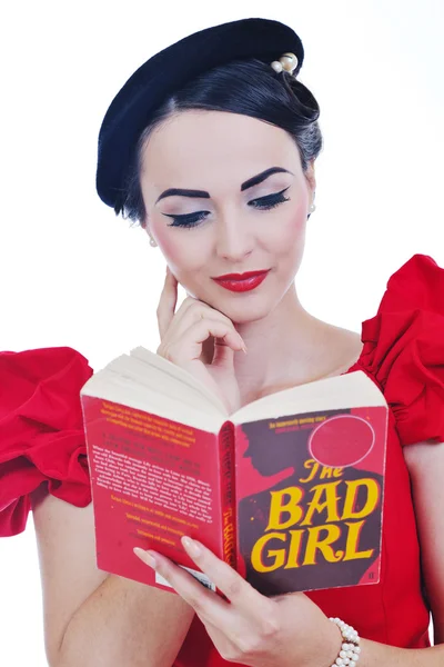 Красивая молодая женщина читает книги — стоковое фото
