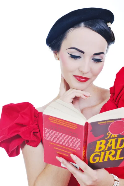 Wanita muda yang cantik membaca buku — Stok Foto