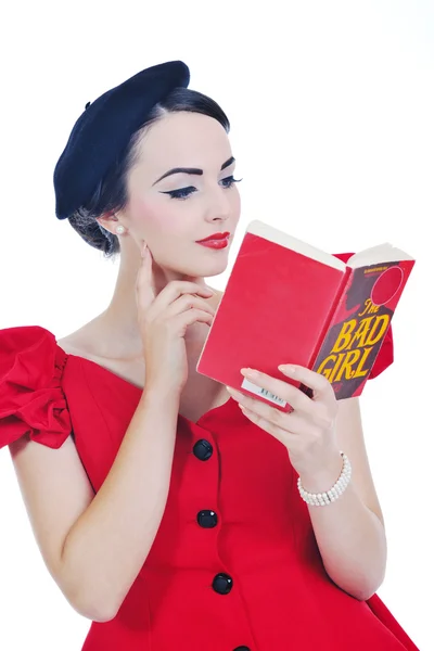Красива молода жінка читає книгу — стокове фото