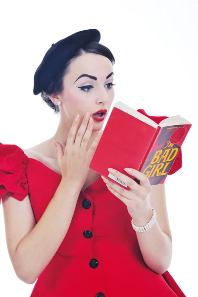 美しい若い女性は本を読む — ストック写真