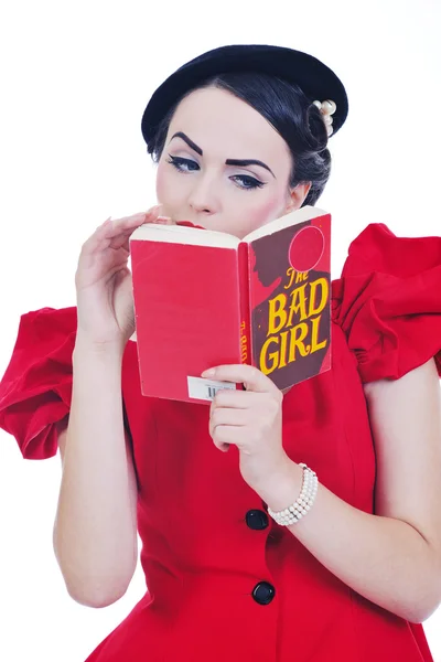 Güzel bir genç kadın kitap okumak — Stok fotoğraf