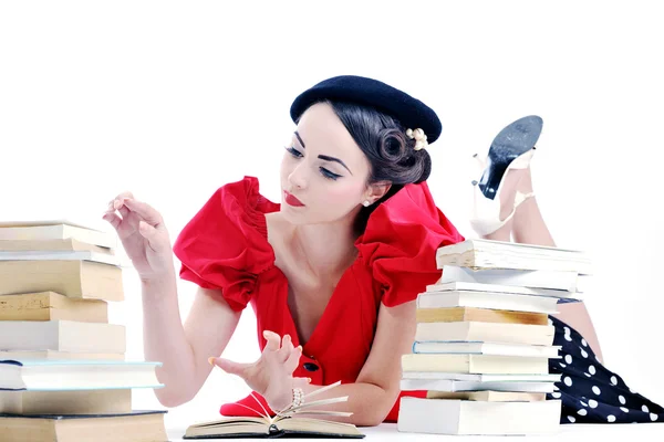 Hermosa mujer joven leer libro — Foto de Stock
