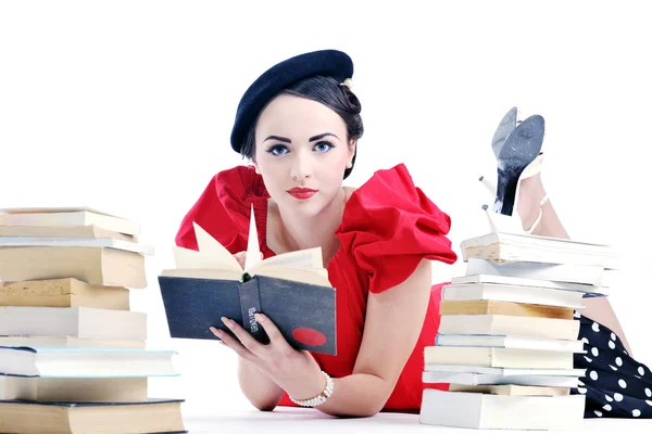 Vacker ung kvinna läsa bok — Stockfoto