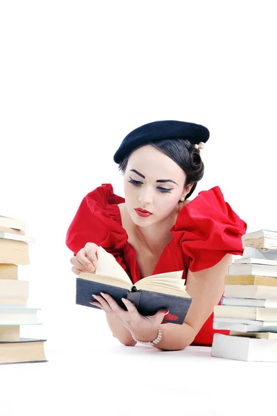 美しい若い女性は本を読む — ストック写真